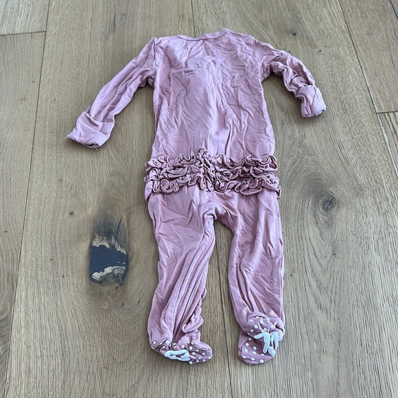 Caden Lane Mauve Ruffled Kids Footie 0/3m - Picture 4 of 4